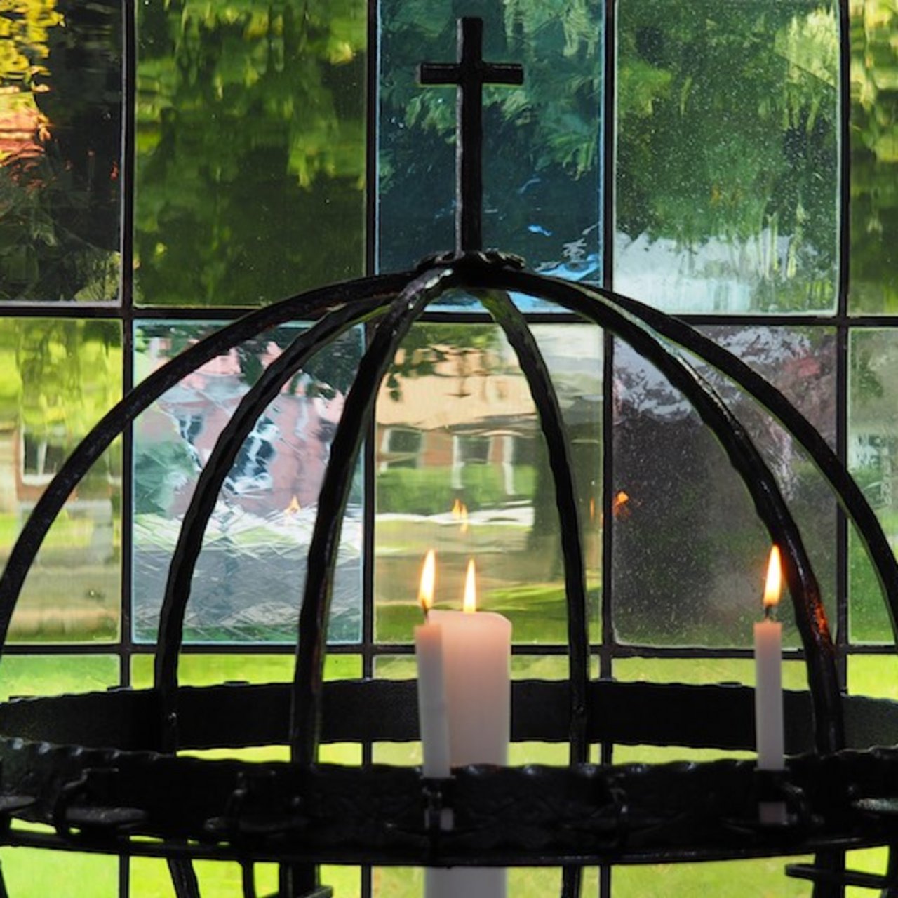 Kerzen leuchten zum Gottesdienst