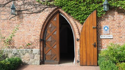 Offene Kirchentür in Nenndorf