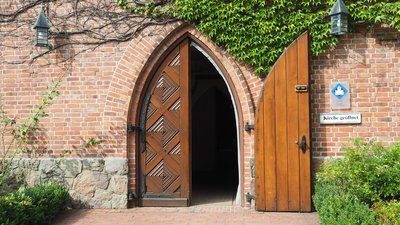Offene Kirchentür in Nenndorf