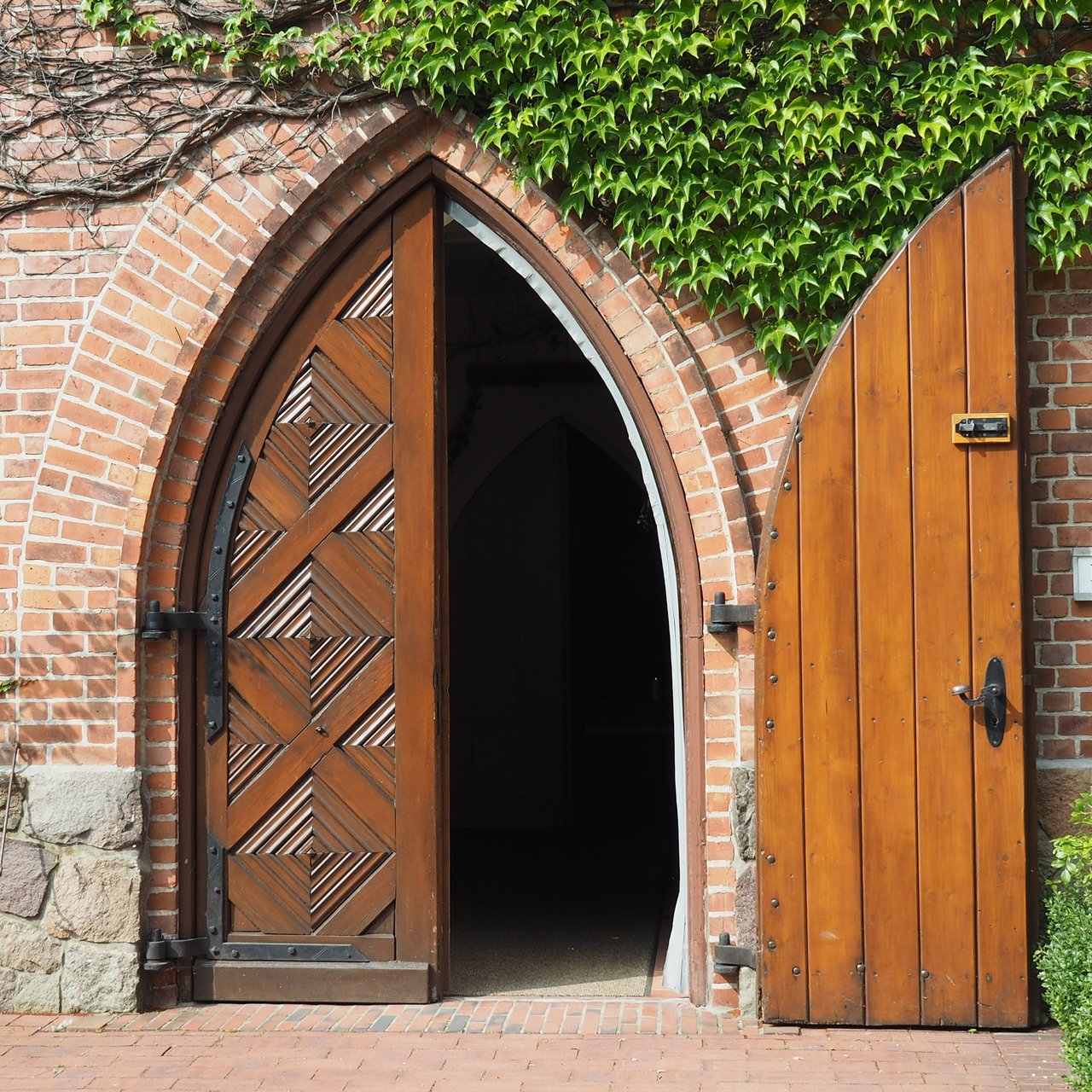 Offene Kirchentür in Nenndorf