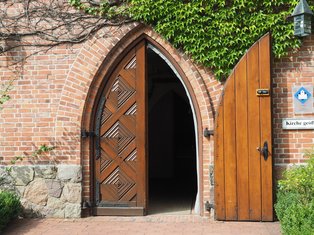 Offene Kirchentür in Nenndorf