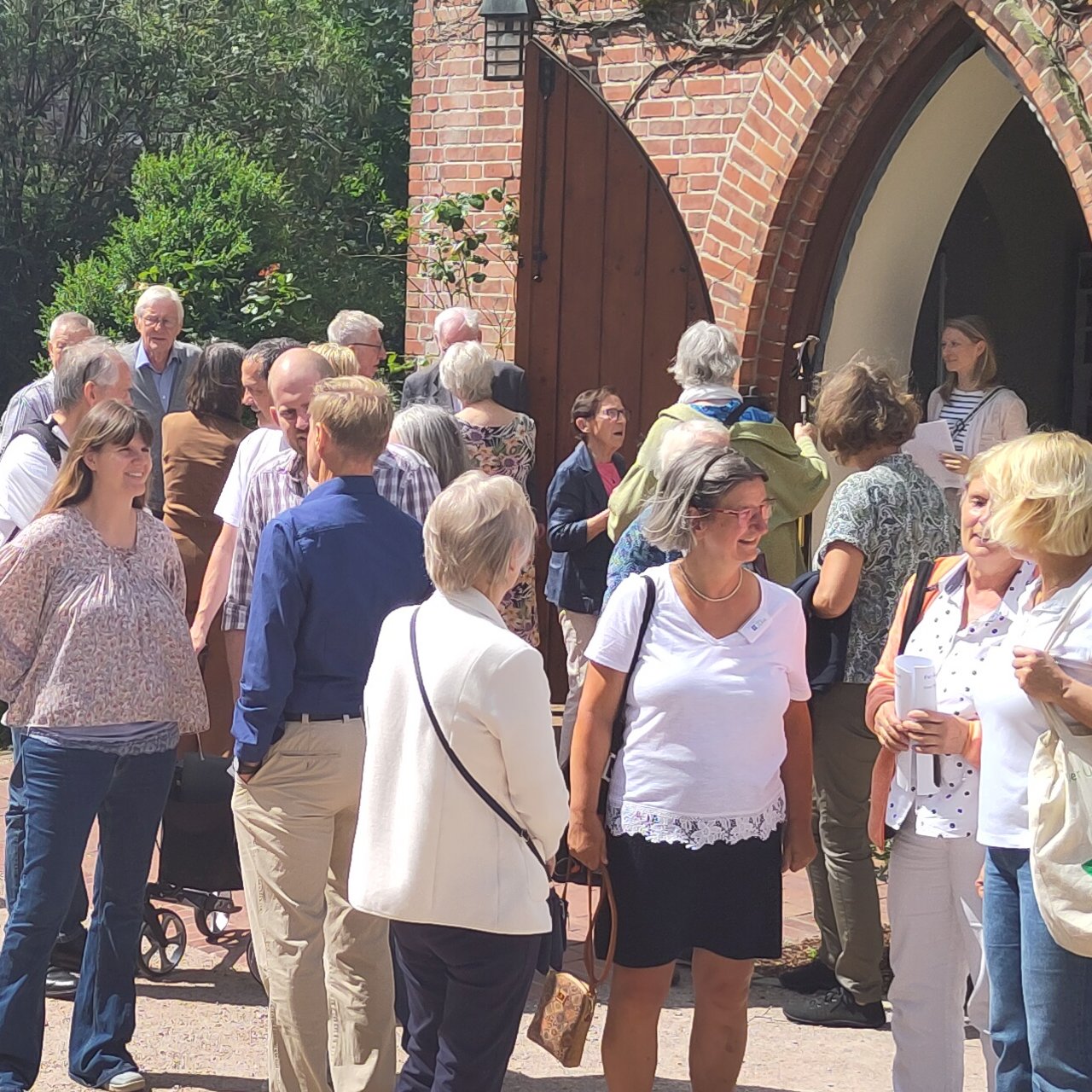 Erwachsene vor der Kreuzkirche