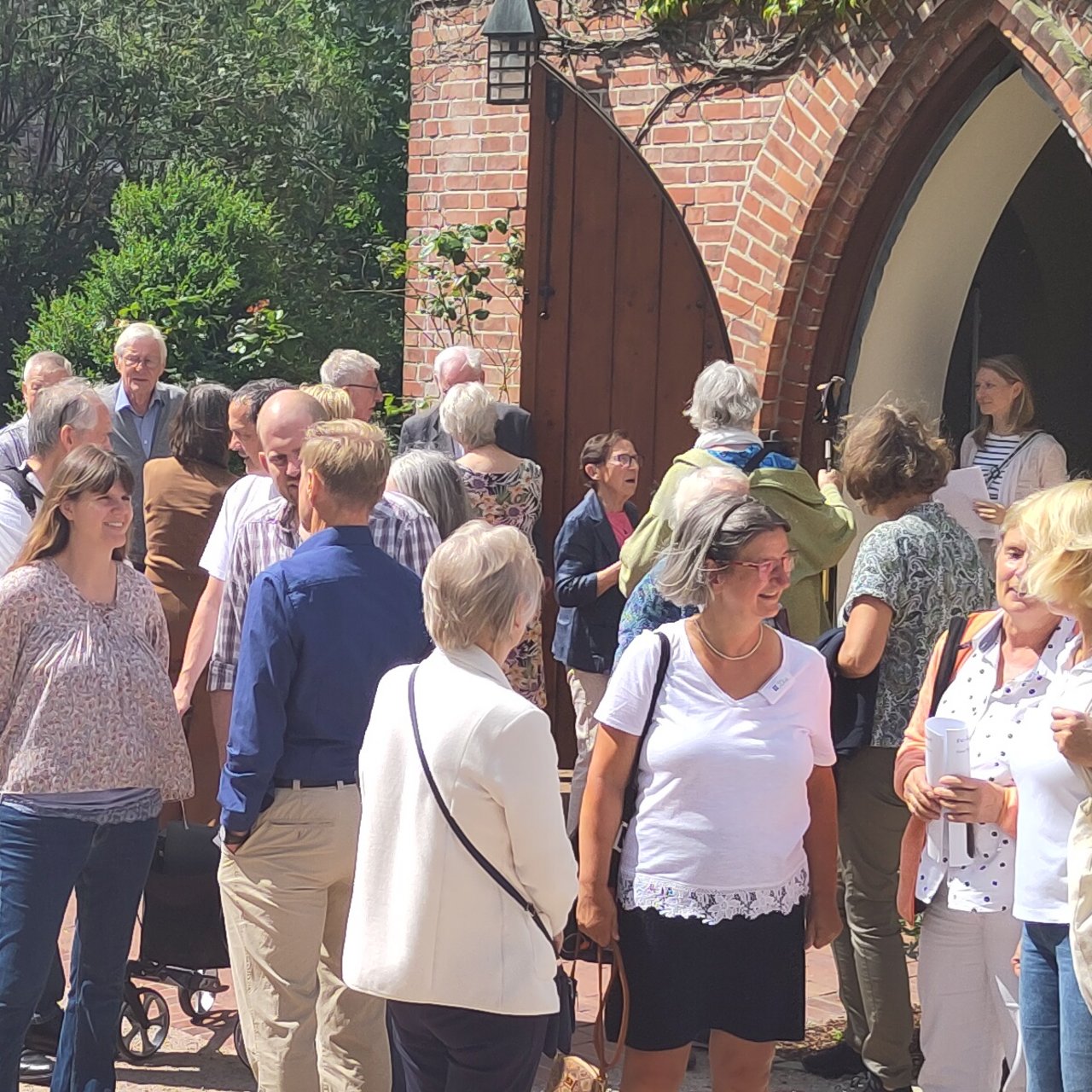 Erwachsene vor der Kreuzkirche