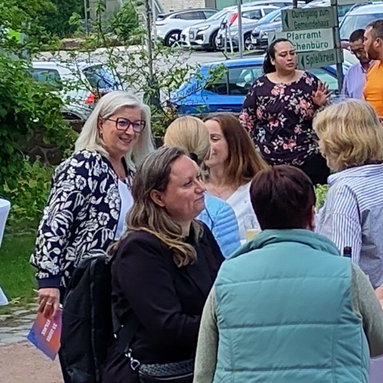 Frauen vor der Kreuzkirche
